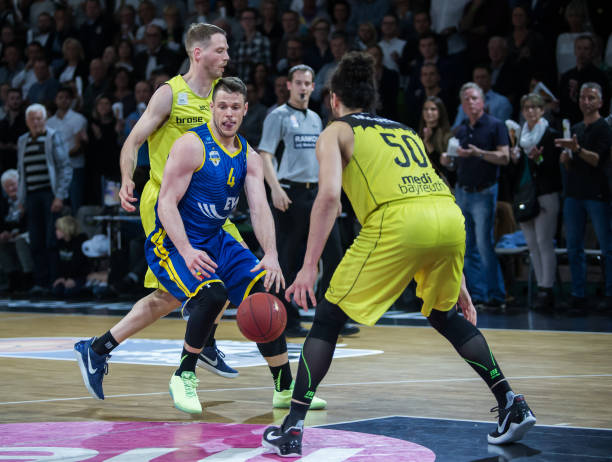 仅数英尺的 仅数英尺的